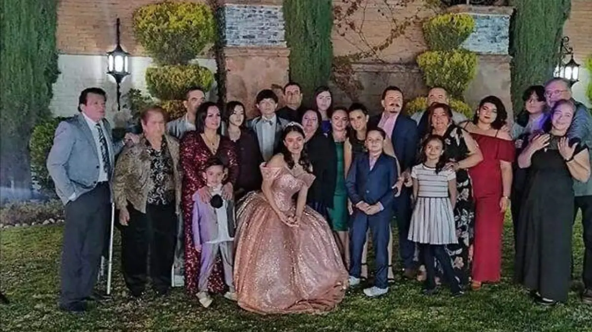 Dana Paola Guzmán Luna celebró sus dulces XV años 1